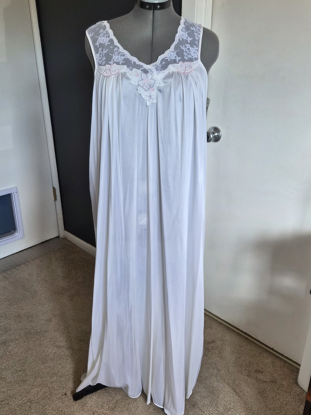 Vintage NWT Women’s White Lace Yoke Long Nightgown - Sleeveless Chemise